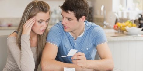 5 Tanda Pasangan Terlalu Mengendalikan Keuangan Mu 5 dia menuntut pengembalian dana