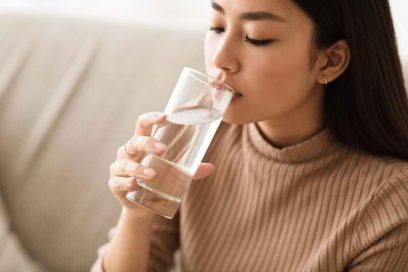 5 Menu Buka Puasa Sehat Untuk Kita 3 MINUM AIR PUTIH